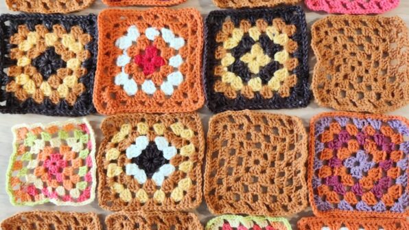 Vantaa II torkkupeitto isoäidin neliöistä