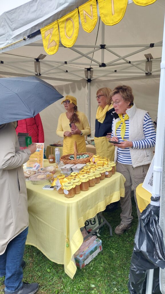 Omenakarnevaalien myyntiä Lohja