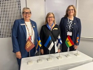 Ordförande Agneta Eriksson-Granskog och kassör Gunilla Wik deltog i distriktsmötet på M/S Viking Gabriella den 4 oktober.