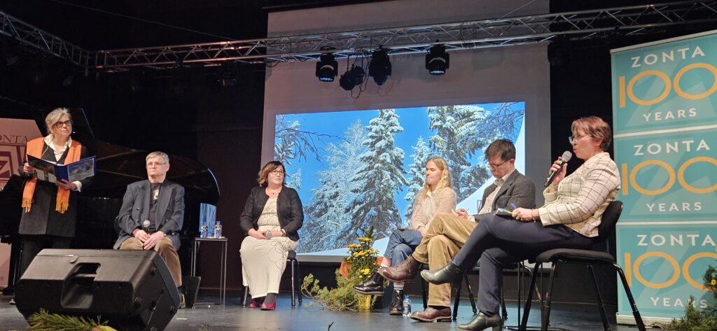 Panelistit tilaisuudesta tarvitseeko metsä suojelijaa