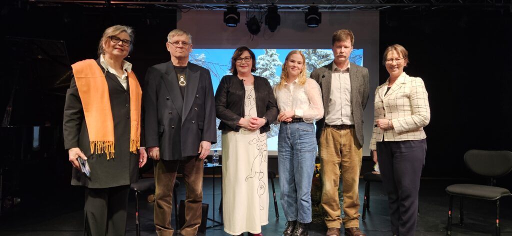 Kuvassa on pPanelistit tilaisuudesta tarvitseeko metsä suojelijaa