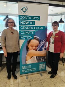 Ravitsemusterapeutti Tuulikki Vanhapelto ja puheenjohtaja Päivi Nykänen Heinolan Zonta-kerhosta Zonta says NOW