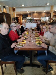 Ruokailijat nauttivat planetaarista ateriaa ravintola Heinolan Heilan pöydän ääressä