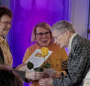 Hilkka von Essen vastaanottaa Heinolan Vuoden Nainen 2026 -tunnustuksen