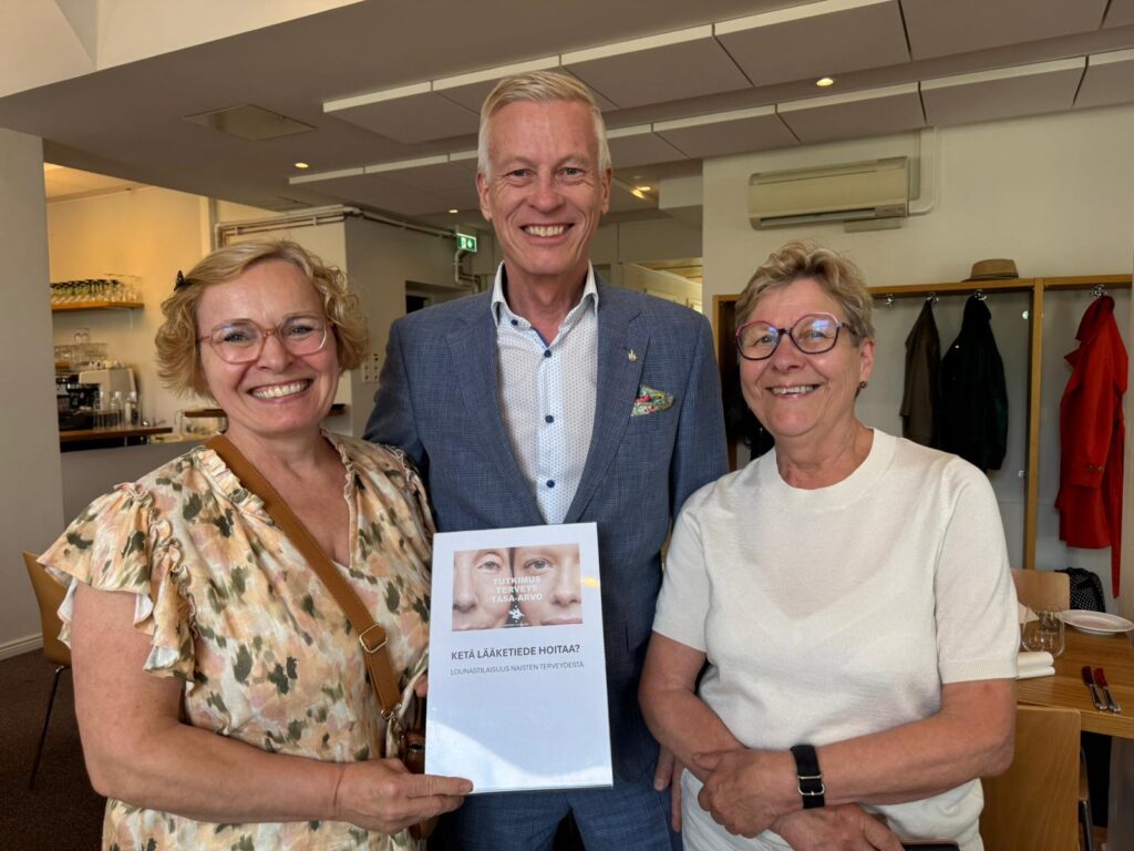 Kuvassa kansleri Kaalo Hämerin kanssa Zontaa edustaneet nykyinen ja edellinen piirisihteeri Erica Nieminen ja Riitta Lehtonen